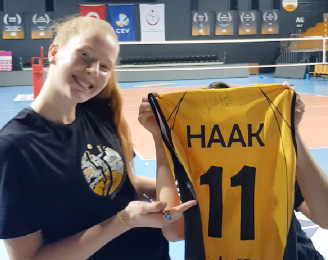 Haak sözünü tuttu, imzalı formasını gönderdi