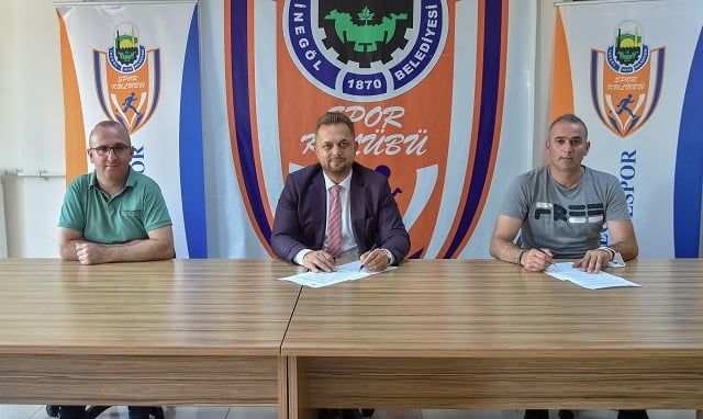 İnegöl Belediyespor genç takımda Ertuğrul Erdoğan ile sözleşme yeniledi
