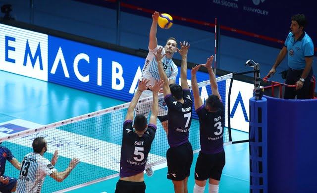 A XA Sigorta Efeler Ligi'nde heyacan başladı. Halkbank ile Afyon Belediye Yüntaş 3-1