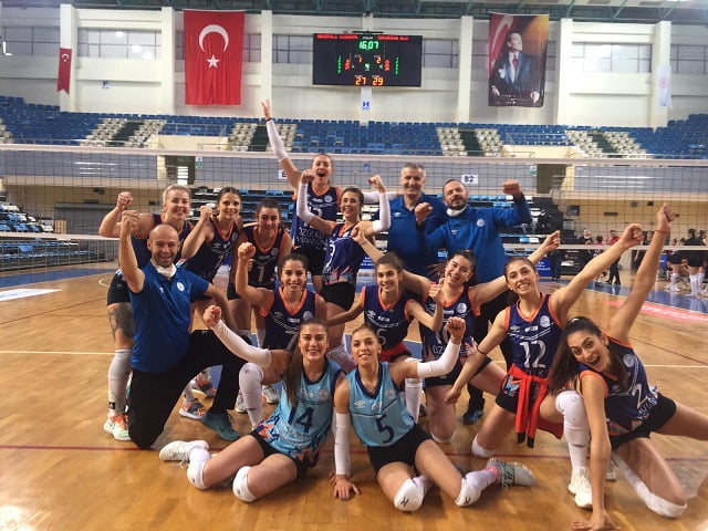 Çukurova Belediyespor, deplasmanda Sakarya'ya bir set verdi 3-1
