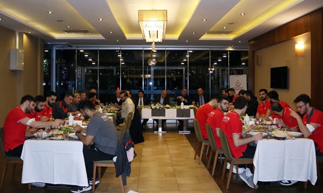 TVF Başkanı Mehmet Akif Üstündağ’dan Filenin Efeleri’ne Moral Yemeği
