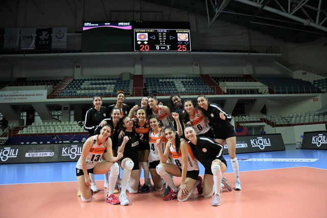 Eczacıbaşı VitrA, Sistem9 Yeşilyurt’u deplasmanda 3-0 mağlup etti.