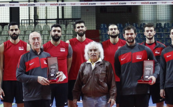 Nedim Özbey ve Burtay Subaşı’na ödülleri verildi