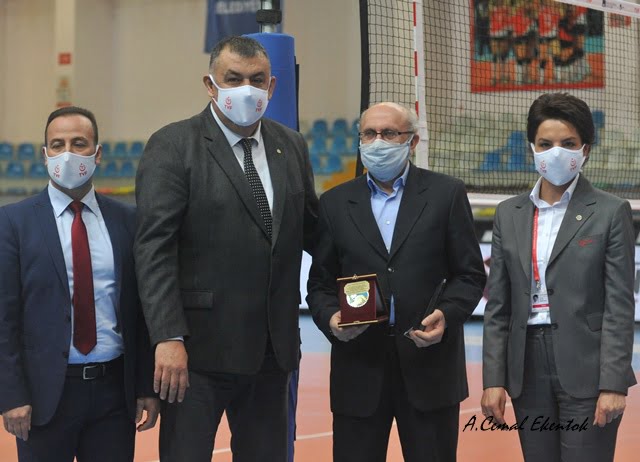 Zeki Çağlayan'a Teşekkür plaketi