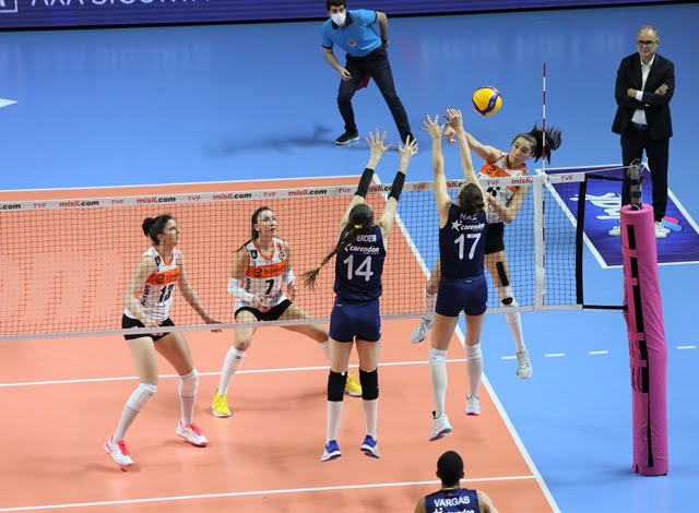 Fenerbahçe Opet,  playoff birinci maçtan galip ayrıldı