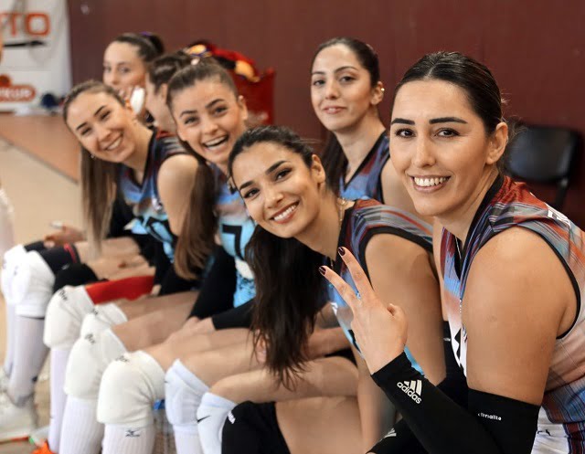 Bir başkadır voleybol sevgisi, Bir başkadır İskofya