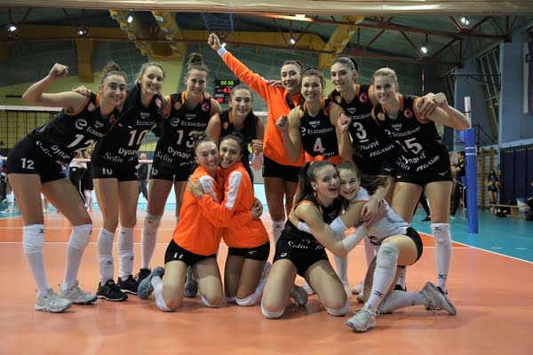 Eczacıbaşı Dynavit, deplasmanda avantajı kaptı