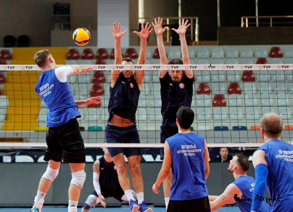 Bursa Büyükşehir Belediyespor hazırlık maçında Hekimoğlu GCT Bursa Voleybol Takımı ile karşılaştı
