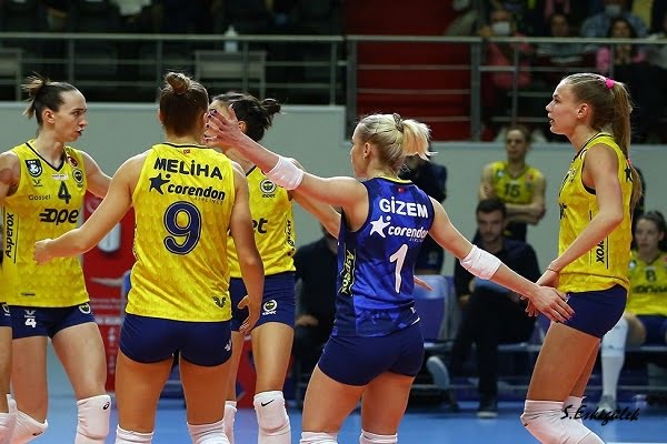 Zevkli ve çekişmeli maçın galibi Fenerbahçe Opet oldu