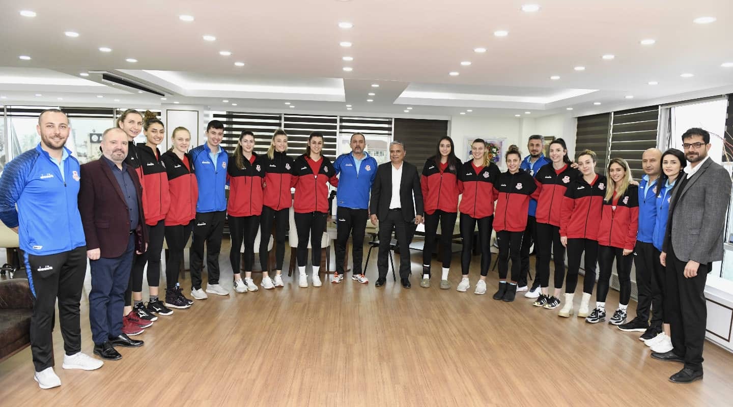 Başkan Uysal, Antalya'yı bir şampiyonlukla taçlandırılmasını istedi.