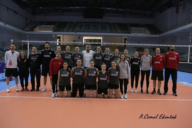 U17 Yaş Altı Kızlar Milli Takımı Cengiz Göllü Voleybol Salonu'nda çalışmalara başladı