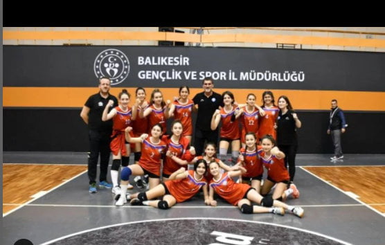 Nilüfer'in, Midi Kızları Grup Lideri Olarak Türkiye Finallerinde