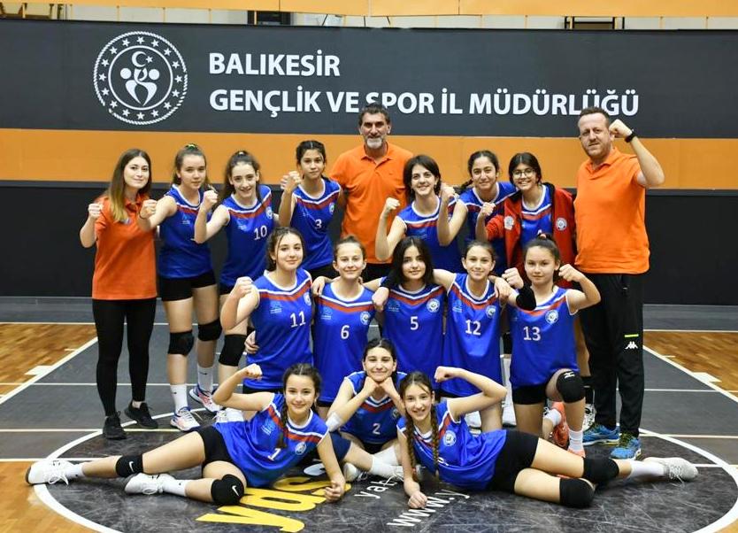 Nilüfer'in, Midi Kızlar voleybol takımı galibiyete doymuyor