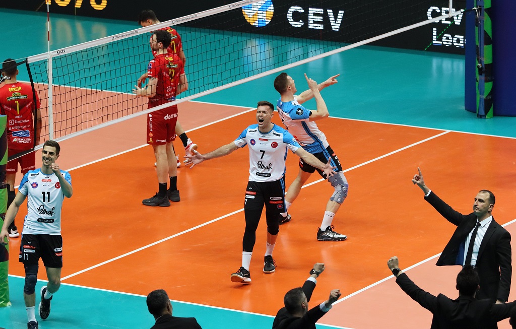 Halkbank final için avantaj arıyor