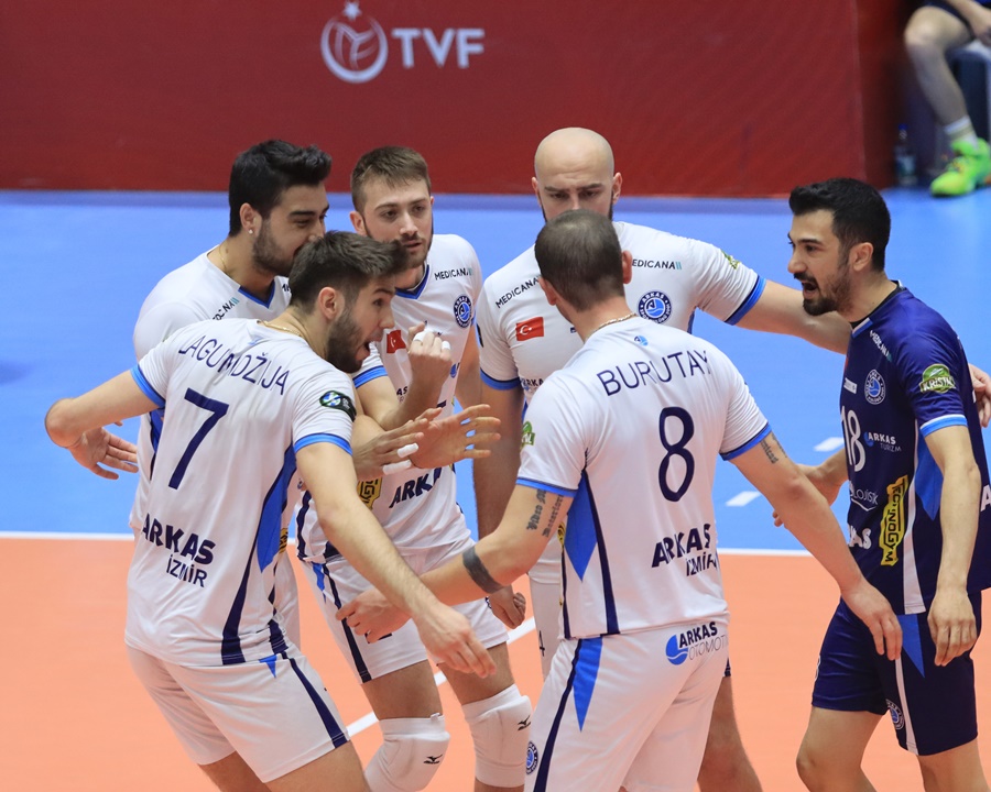 Arkas Spor, evinde Türşad'a bir set verdi