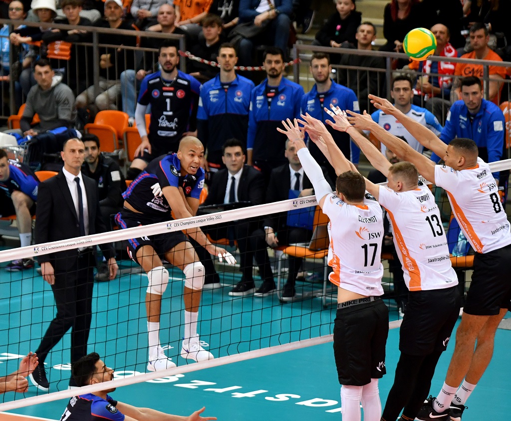 Halkbank, yarı finalde kaldı