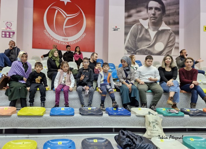 Özel gereksinimli çocukları Cengiz Göllü’ de voleybol sporu ile buluştular.
