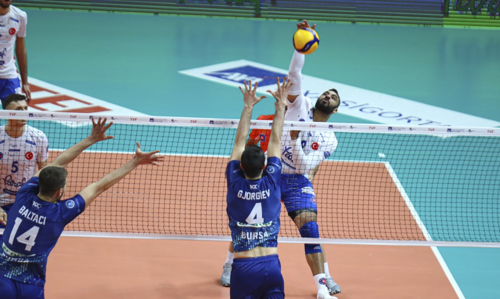 Bursa Büyükşehir Belediyespor deplasmanda Halkbank'a mağlup oldu