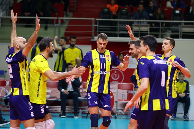 Fenerbahçe Parolapara 3-1 kazanarak namağlup unvanını sürdürdü.