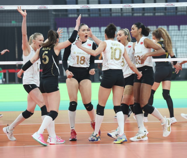 VakıfBank, Kulüpler Dünya Şampiyonası’nda Yarı Finale Yükseldi