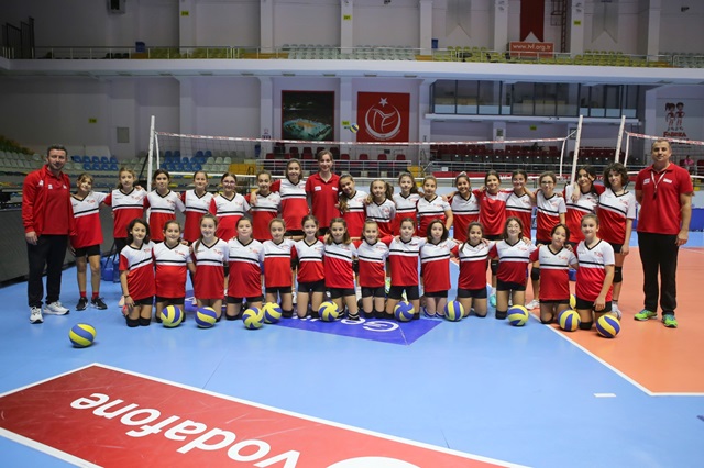 Cengiz Göllü Voleybol Salonu'nda çocuk çığlıkları!
