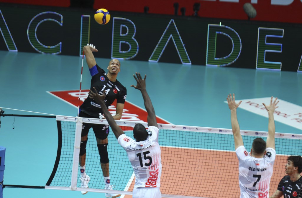 Başkent derbisinde de Halkbank yine zirvede
