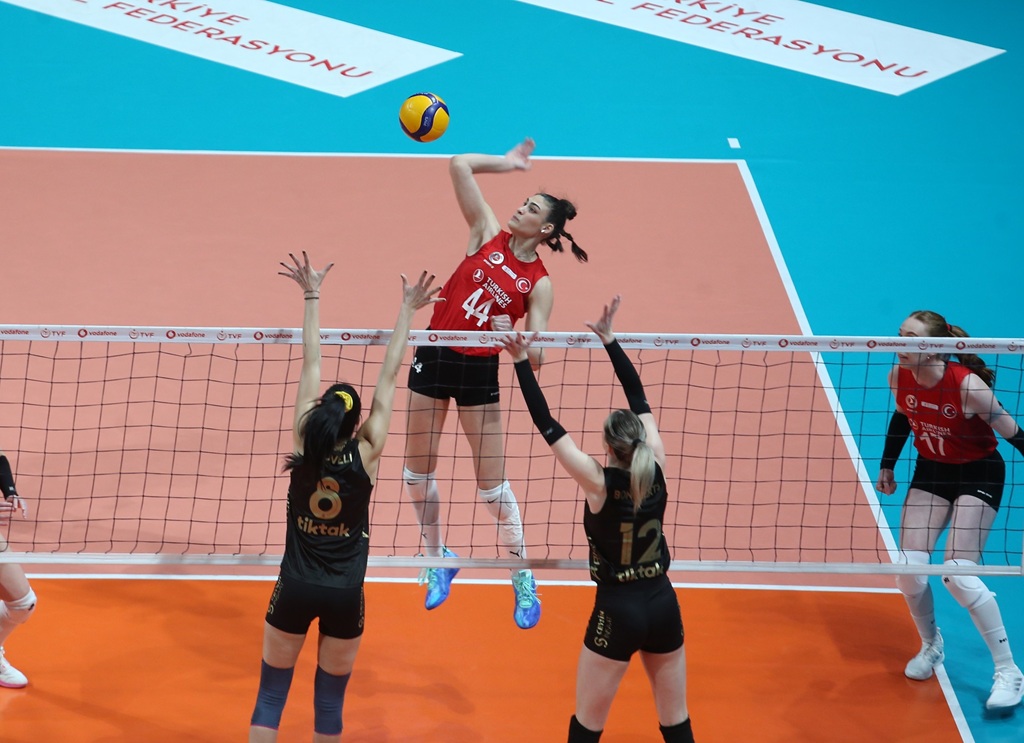 Galatasaray Daikin, 5-8 Play-off ilk karşılaşmasında set vermen geçti