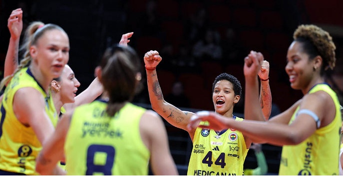 Fenerbahçe Medicana, Zeren Spor'u 3-0 mağlup ederek final için avantaj sağladı