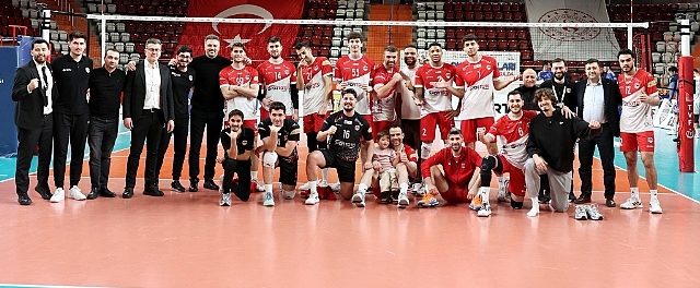İstanbul Gençlik, Halkbank'ı son hafta mücadelesinde 3-1 geçti