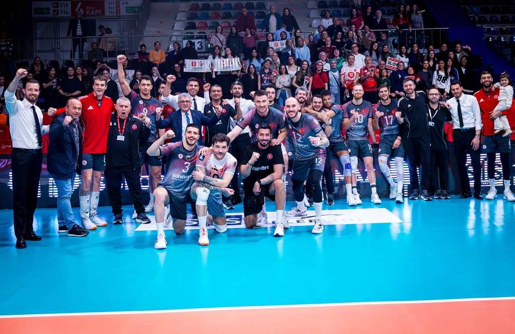 Spor Toto' yu 3-0 mağlup eden Ziraat Bankkart, İlk finalist