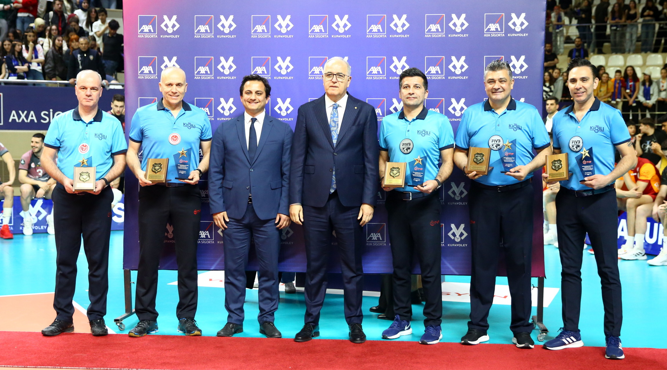AXA Sigorta Kupa Voley Finalleri'nde görev yapan hakemlerimiz plaket