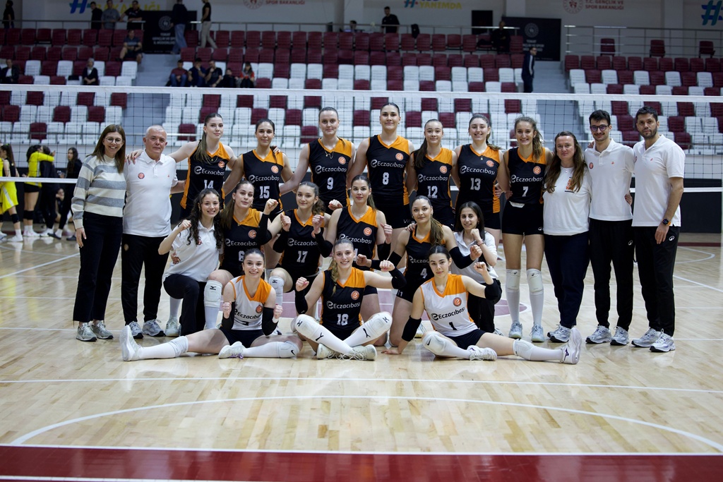 Eczacıbaşı Genç Kız Takımı Finalde!