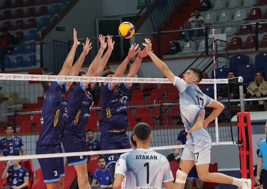 Arkas Spor  sahasında Ziraat Bankkart' ı  3-1 mağlup etti