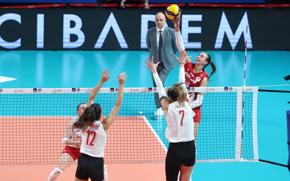 Aras Kargo Göztepe'yi 3-0 Yenerek Kupa Voley'e Galibiyetle Başladı