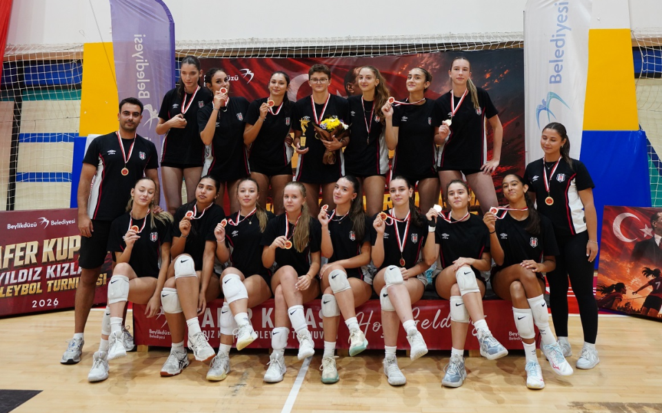 Beylikdüzü Belediyesi tarafından düzenlenen Zafer Kupası Yıldız Kızlar Voleybol Turnuvası tamamlandı
