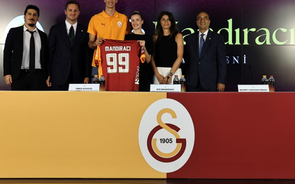 Efe Mandıracı'nın imza töreni gerçekleştirildi