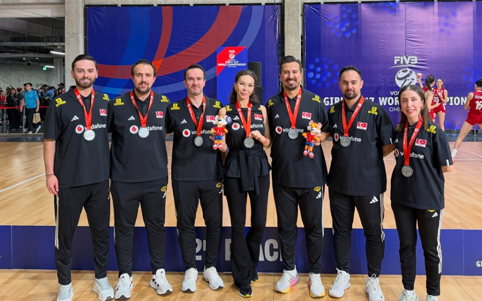U17 Kız Milli Takımımızı başarı ile çalıştıran başarılarını gümüş madalya ile taçlandıran teknik kadro